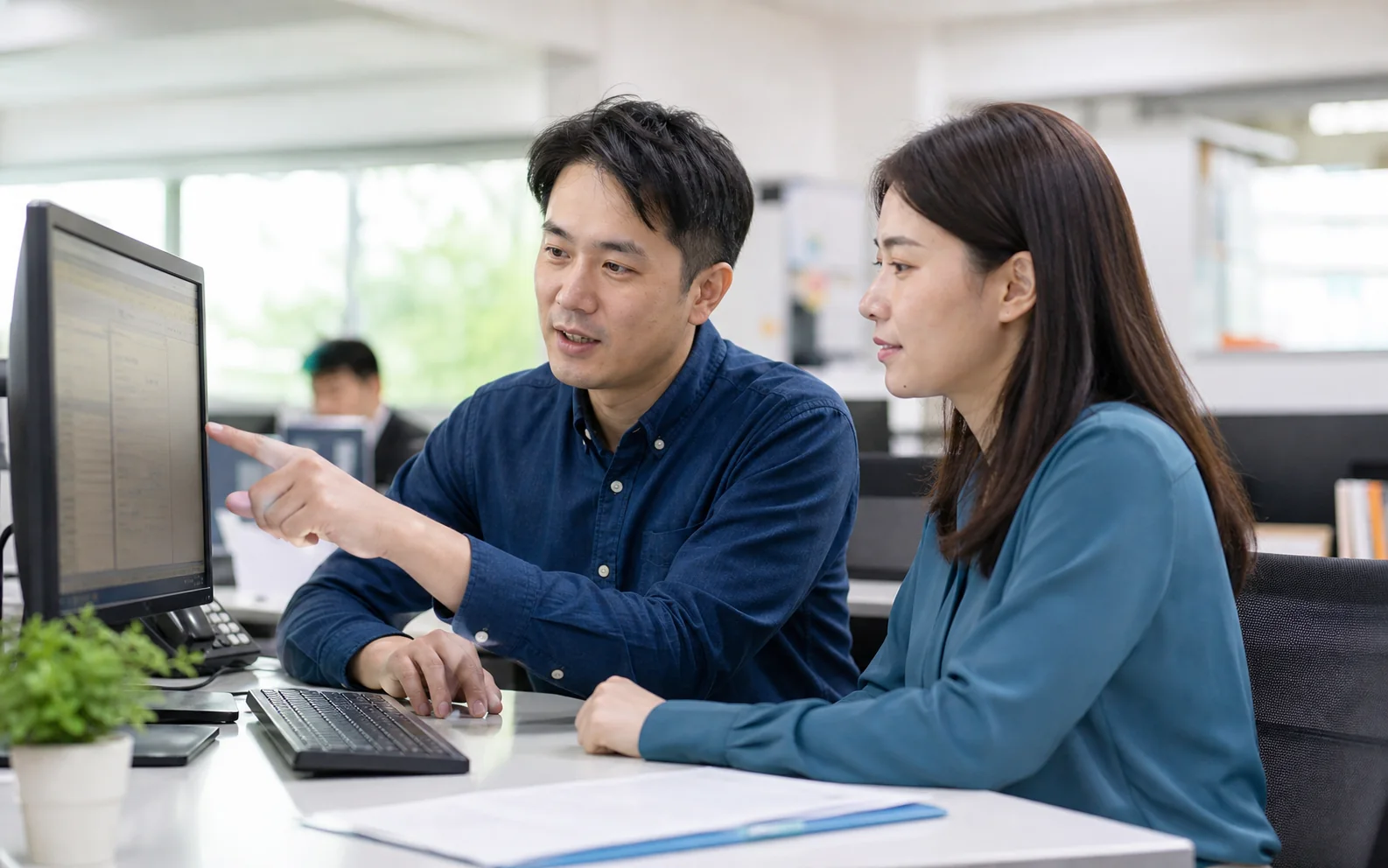 技術人員與客戶共同確認系統操作問題